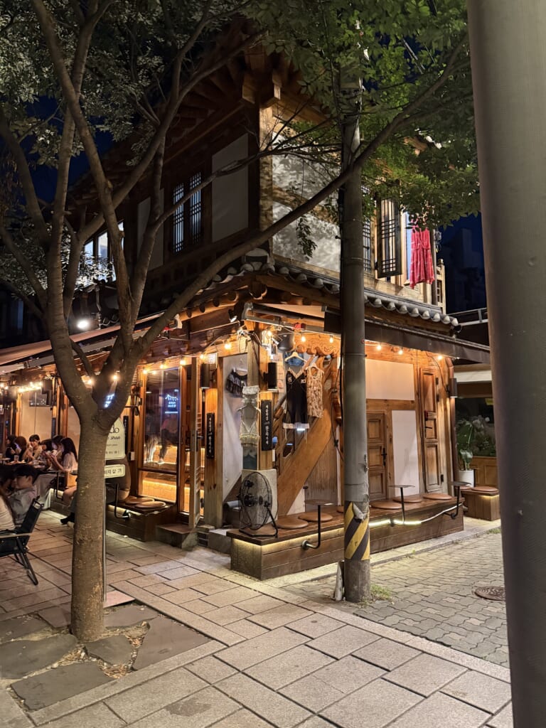 西巡邏道：夜になると灯りがともる街並み
