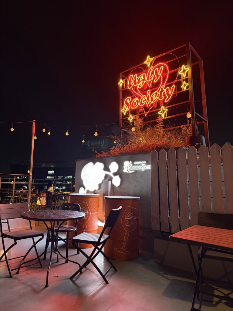 梨泰院 Ugly Society：ネオンのハートサインが灯るテラス