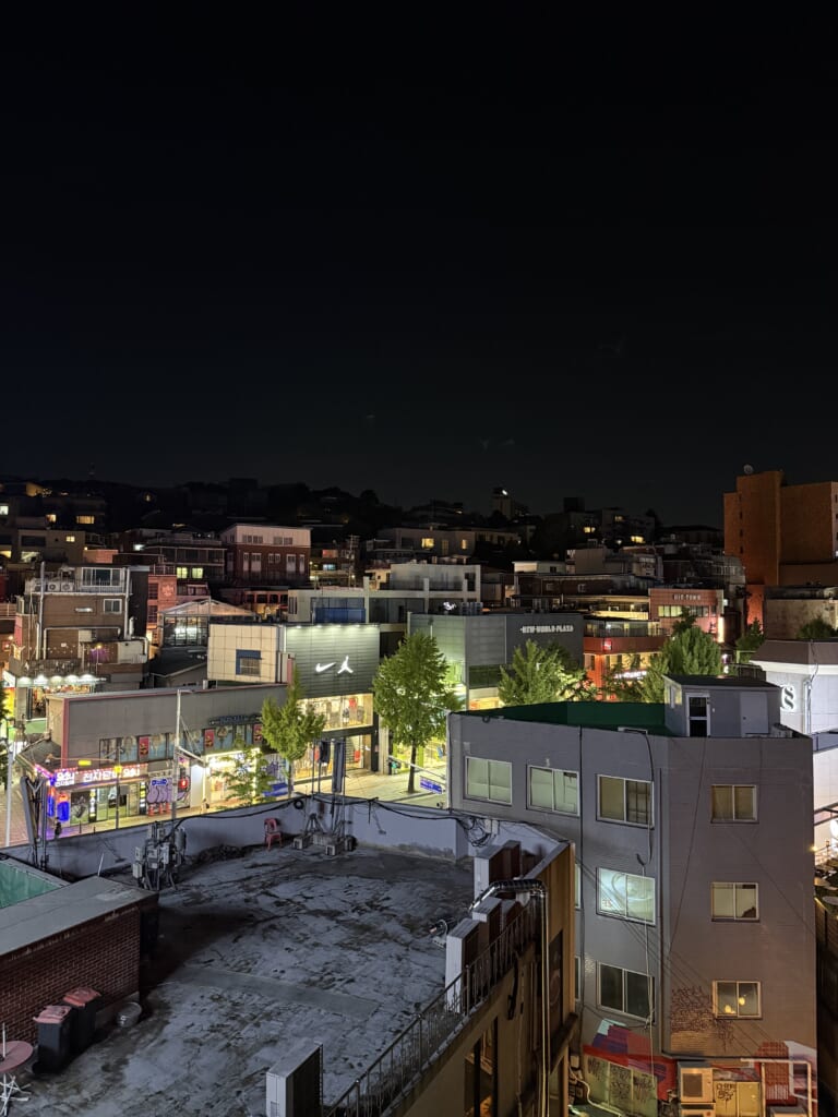 梨泰院 Ugly Society：席から眺められる住宅街の夜景