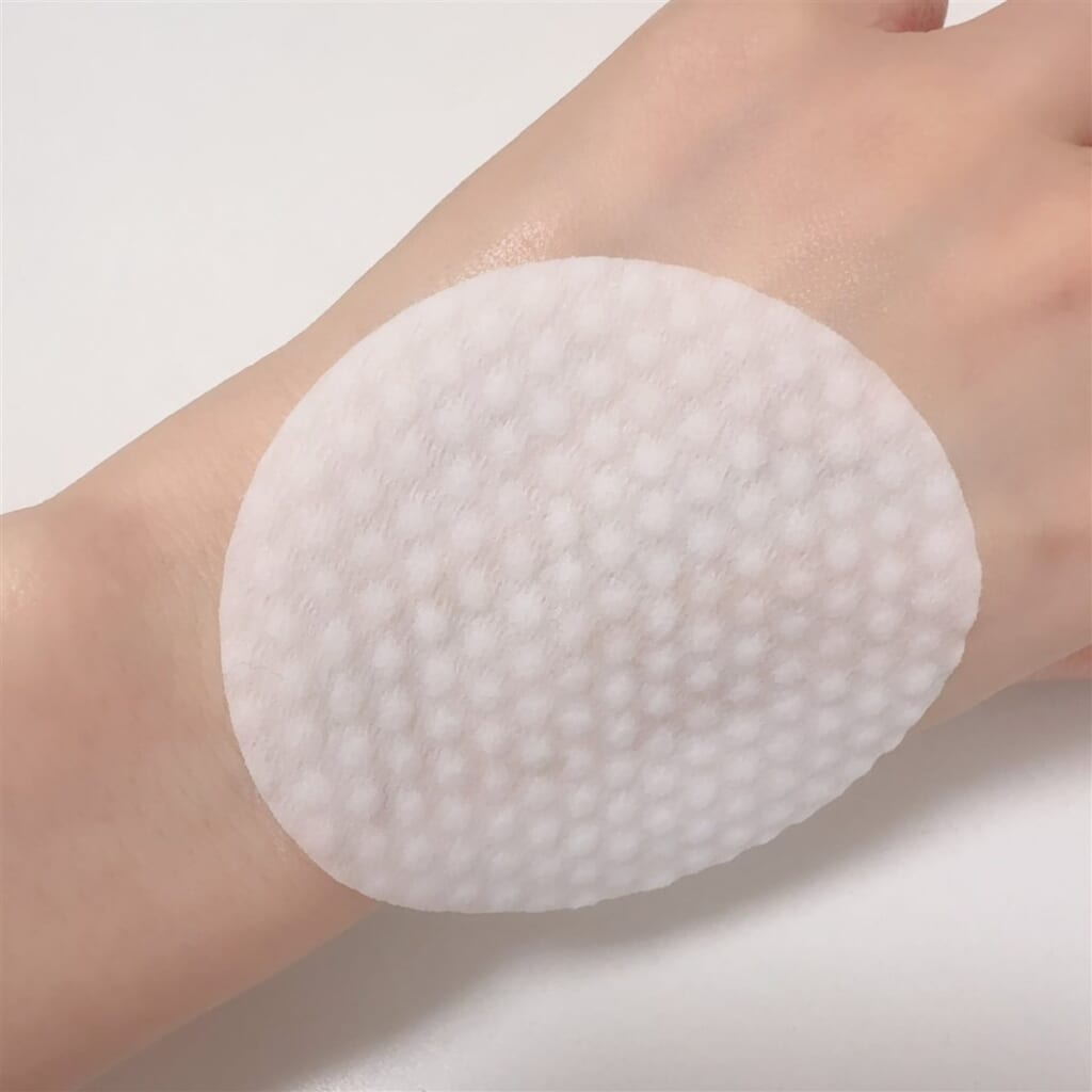 medicube ゼロ毛穴パッドの凹凸がある面を手の甲にのせたところ