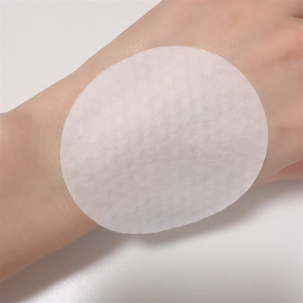 medicube ゼロ毛穴パッドのなめらかな面を手の甲にのせたところ