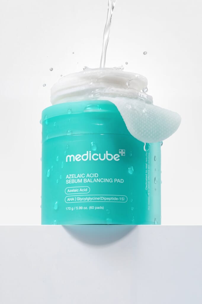 medicube アゼライン酸セバムバランシングパッドの容器とパッド